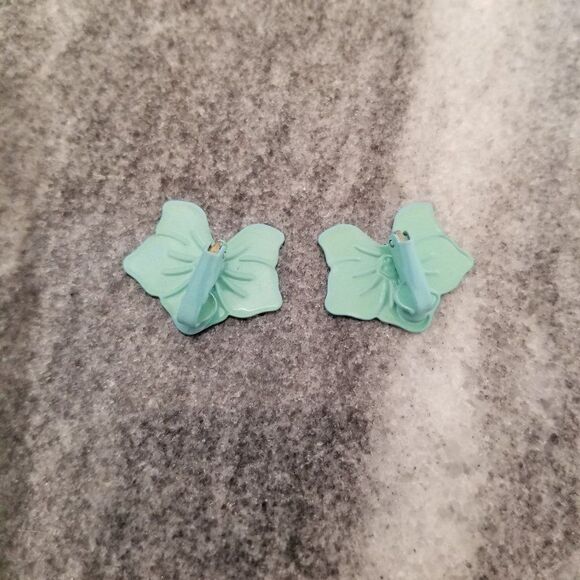 Vintage Leaf Shaped Blue Enamel Clip On Earrings, Retro 80s Style, Pastel - Picture 3 of 5